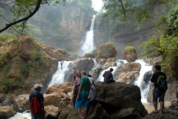 Curug Cimarinjung di Geopark Ciletuh Sukabumi